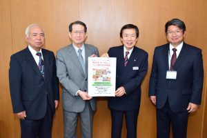 PRポスターを持つフロンティア西尾の伊藤理事長(中央左)、JAの名倉組合長(中央右)