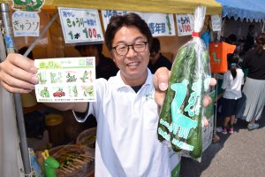 シールを持つJA西三河きゅうり部会青年部の羽佐田部長