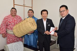 尾上親方(右端)に目録を手渡す名倉組合長(右2人目)、里山関(左2人目)と天鎧鵬(左端)