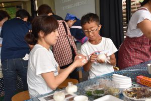 手作り塩を入れておにぎりをにぎる参加者ら