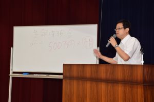 講演する松葉税理士