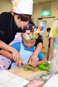 親子協力して料理に取り組む
