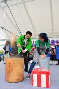 もちつき大会でもちをつく名倉組合長