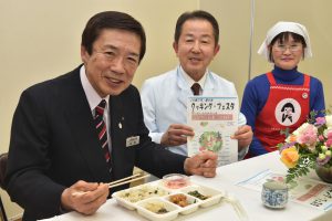 試食する名倉組合長(左)と宮本氏(中央)、杉浦部長(右)