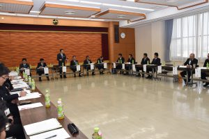 青年部員ら(写真右側)にあいさつをする名倉組合長(中央)