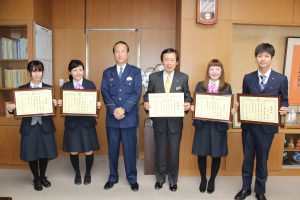 名仁澤署長(左から3人目)と名倉組合長(右から3人目)、詐欺被害を防いだ職員ら
