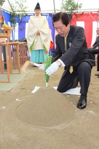 地鎮の儀を行うJAの名倉正裕組合長