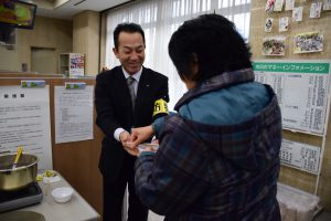 お汁粉をふるまう都築支店長