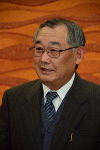 就任あいさつを述べる犬塚新部会長