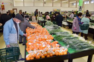 開店直後は多くのお客様でにぎわった