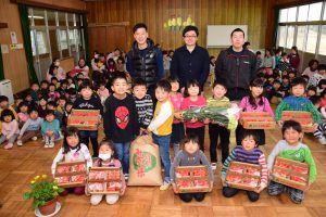 寄贈に訪れた蛭川会長(後列中央)ら西尾4Hクラブのメンバーと園児