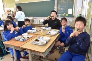 キュウリの丸かじりにみんなで仲良く挑戦