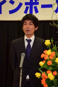 あいさつする稲垣新組合長