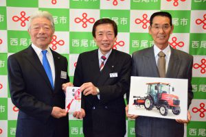 目録を手渡す名倉組合長(中央)、榊原市長(左)と鈴木代表(右)