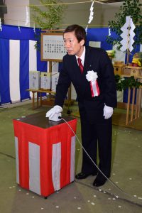 起動スイッチを押す名倉組合長
