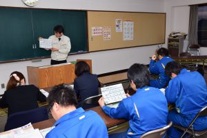 参加者に向けて資材のチラシを手に解説する㈱金星商会の担当者