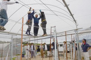 高所での作業にあたる受講生ら