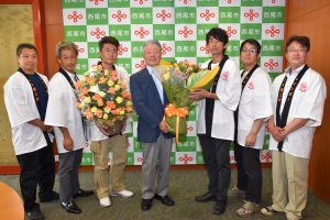 榊原市長(右から4番目)へバラの花束を贈呈する稲垣組合長(右から3番目)と同組合役員の生産者ら