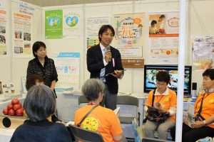 グループセッションで事例発表する岩瀬係長