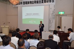 スギホールディングスの経営について話す杉浦広一会長(中央)