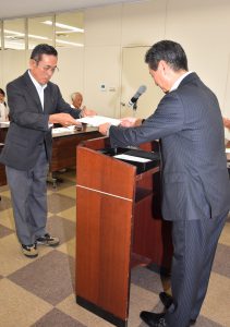都築常務より修了証書を受け取るステップアップコース卒講生(左)