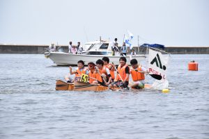 手作りイカダをこぐJA西三河チーム