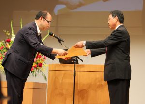 細田健一農林水産大臣政務官から表彰状を受け取ったJAの齋藤専務(右)