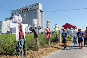 「農業まつり」では市内の小学生の作ったかかしが一堂に会する