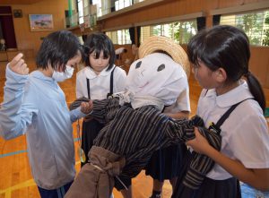 器用に裁縫する児童ら