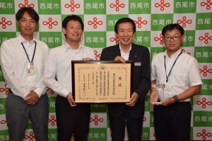 西尾市の中村市長(左2人目)を表敬訪問した名倉組合長(右2人目)