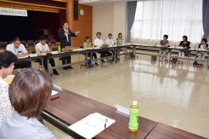 講話を行うJAの名倉組合長と農村生活アドバイザーら