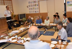 講演する浅井支店長(左)と参加者ら