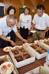 審査にあたる審査員ら