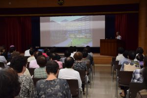 参加者らに向けて話す三矢部長