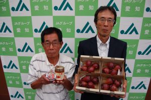 イチジクと加工品を手にする加藤部会長(右)と尾崎副部会長(左)