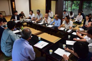 島民・県・市・JA・業者と学生が集い、加工品づくりについて話し合う