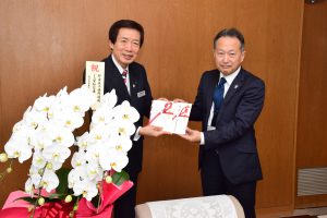 JA本店を訪問したJA愛知信連の丹羽常務(右)とJAの名倉組合長(左)、記念品のコチョウラン