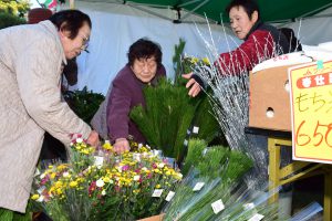 花や松を買い求める来場者