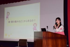 講演する幡野さん