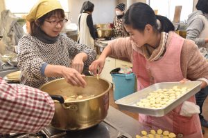 鍋の中へすいとんを投入