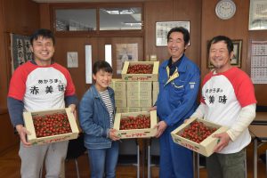 藤澤給食委員長（左2番目）へミニトマトを手渡す天野さん（右端）、竹内さん（左端）とＪＡ担当者