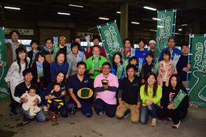 チャンカワイさんとキュウリ生産者・家族が一堂に会し、「ほれてまうやろー!」のコールを行う
