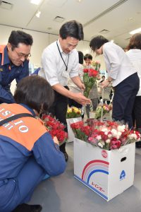 好みのバラの花束を選ぶ市職員ら