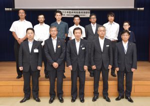 後列:新規就農者の皆さん 前列:関係団体の代表者の皆さん