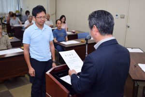 農業塾に入講した７期生と市川徹男講師（前列中央）、助手ら