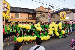 ポンポンで「ニシオ！」の形を作るＪＡ西三河チーム