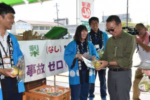 来園者に「幸水」と啓発品を手渡すJA職員ら