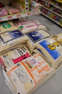 スギ薬局の店頭に置かれた「愛知県西尾市産こしひかり」（手前）