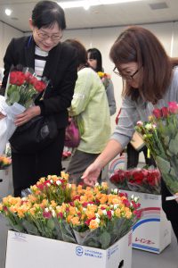 バラの花束を嬉しそうに選ぶ市職員ら