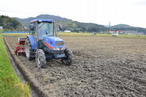 麦播種に取り組む市川部会長